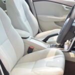 手触りにこだわる白い内装を、新車の輝きに。